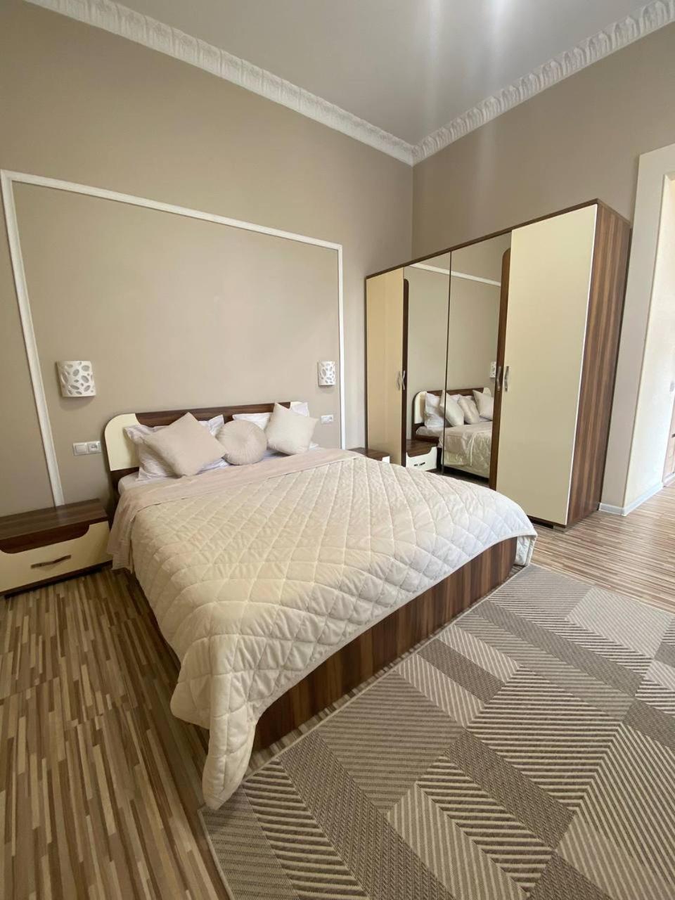 Bright Apartment In The Very Centre Lviv Bagian luar foto